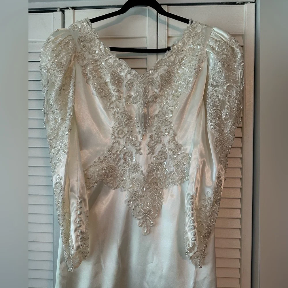 Stunning classic wedding dress - Picture 3 of 16